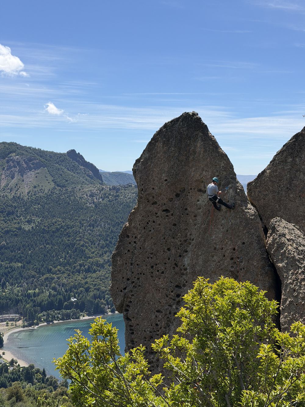 Aguja de roca sobre el lago