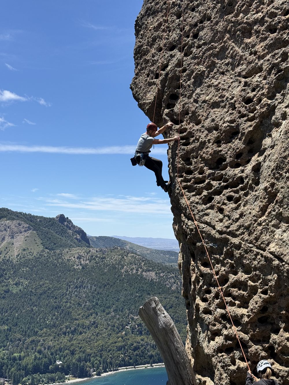 Escalada en roca sobre el lago