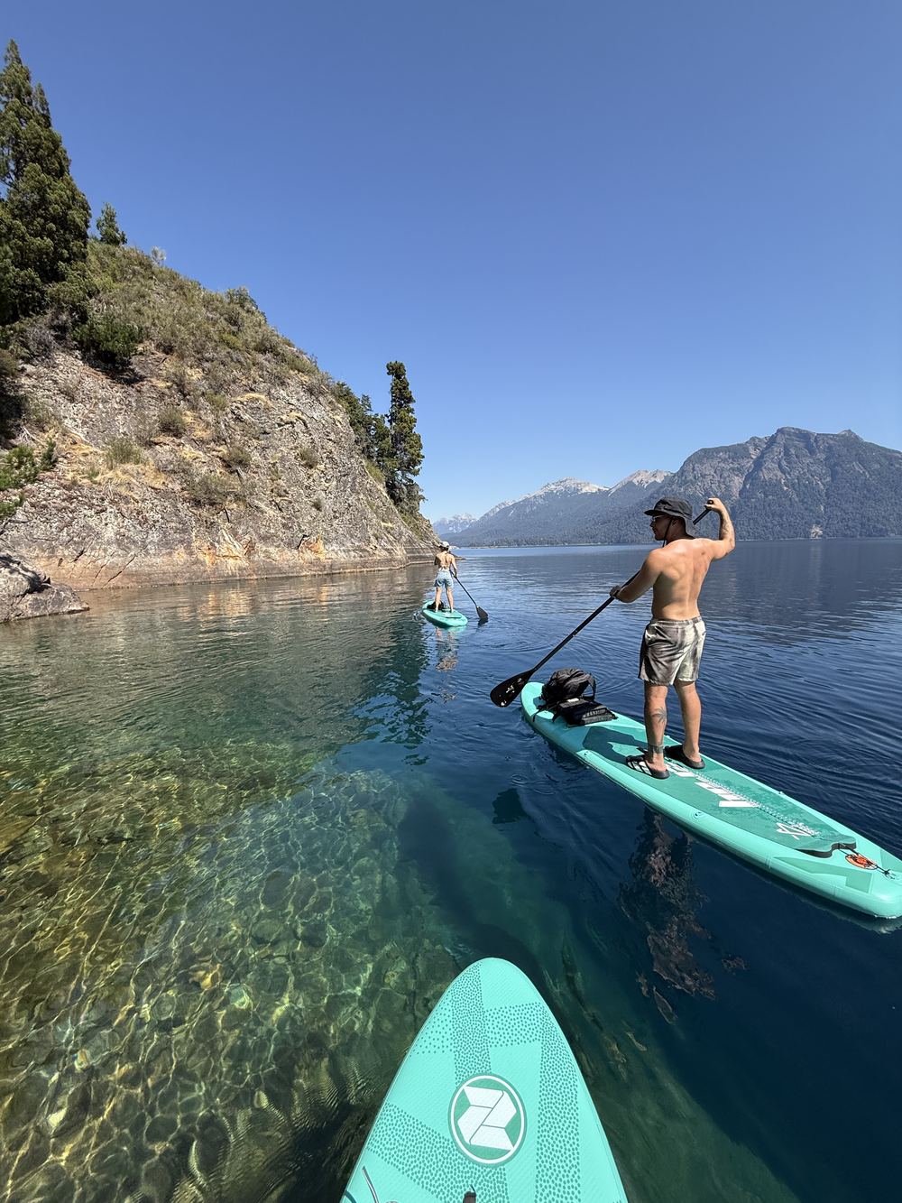 SUP en aguas turquesas rodeadas de montaña