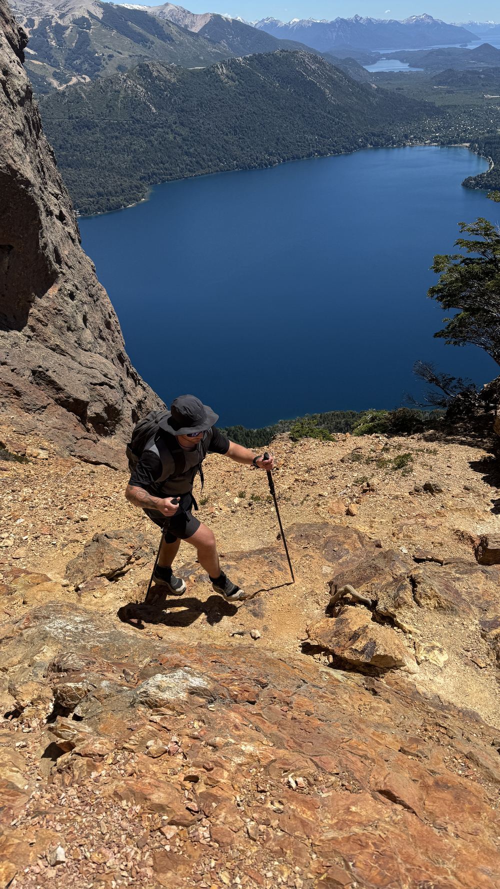 Trekking sobre el lago camino a la cumbre