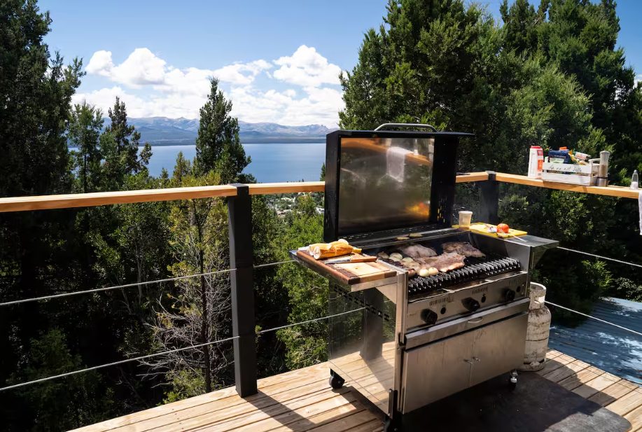 Parrilla en el deck con vista al lago