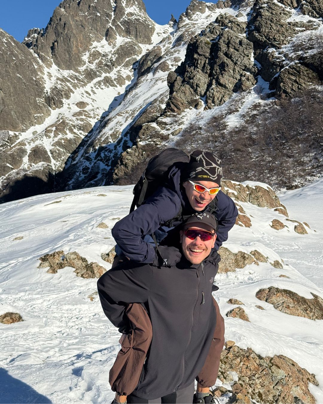 Emiliano y Enzo en la montaña con nieve